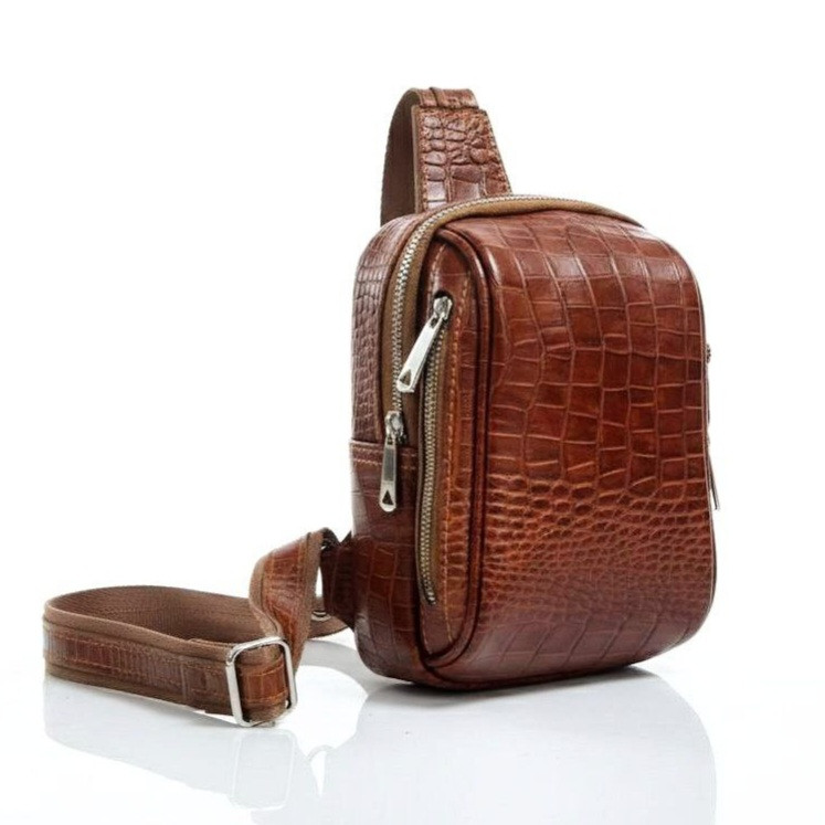 کیف-دوشی-مردانه-چرم-عسلی-طرح-کروکودیل-باتیس